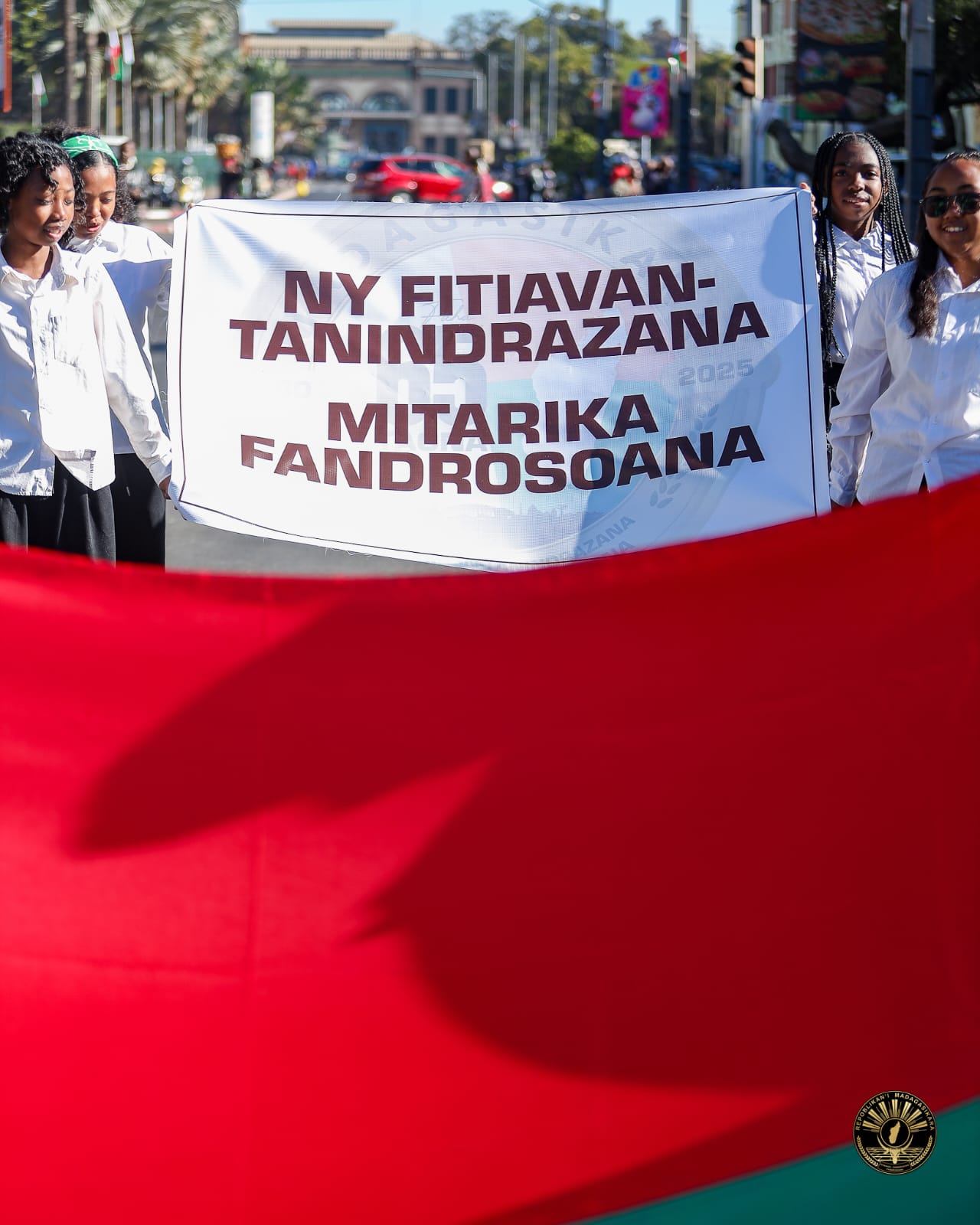 Fanombohana tamin'ny fomba ofisialy ny fankalazana ny faha-65 taona niverenan'ny fahaleovantena.